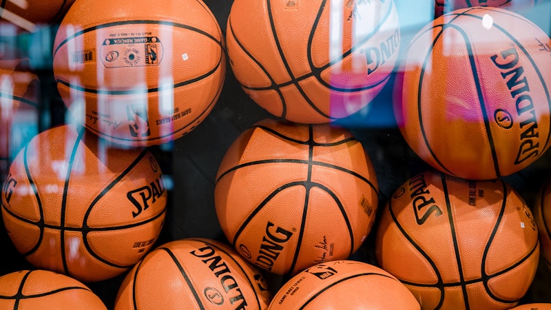 足球运动员姆巴佩在欧冠比赛中带球突破的瞬间